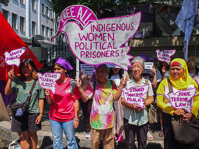 Despite the humid weather, women activists converged at Department of Justice in Manila to call for the release of women political prisoners."Tanggol Bayi" an organization of human rights defenders joins activists from different women organizations trooped to Department of Justice in Manila in renewing the call to release women political prisoners, especially the sick and the elderly two days before International Women's Day.