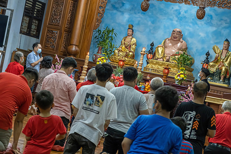 The congregation prays to welcome the 2022 Chinese New Year.
In Kendari City, Southeast Sulawesi, Chinese people celebrate the 2022 Chinese New Year at the Eka Dharma Mango Temple on Tuesday early in the morning. The Chinese zodiac 2022 has the theme of a water tiger, which means dynamic, exciting, and unexpected.