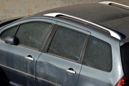 A blue motor vehicle is soiled by muddy rain in Marseille. Brought by the Sirocco, dust from the Sahara caused an episode of air pollution in Provence. This yellow-orange dust combined with rain produced an ocher film, particularly staining the cars.