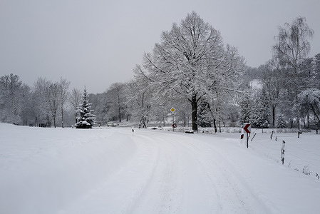 A view of a snow covered road in Bavaria. Buses have also been unable to travel. The forecast for the coming days is for difficult driving conditions due to icy roads and heavy snow.