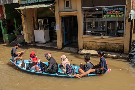 Residents are being evacuated by using a boat.
Citarum river overflowed due to the heavy rainfall inundating thousands of houses in Bandung regency including Dayeuhkolot, Bojongsoang, and Baleendah.