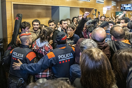 The police hold back students protesters of the high school conservatory before the presence of the speakers, Inés Arrimadas, Manuel Valls and Albert Rivera during an event to mark "40 years of Constitutionalism" at the Liceu Conservatory of Barcelona.