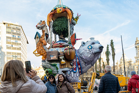 Two women take photo with the background of the Municipal Falla during its assembly in the Plaza del Ayuntamiento in Valencia.
The Municipal Falla of Valencia 2022, is the work of the Valencian artists; Antonio Segura, Dulk, and the Fallas artist Alejandro Santaeulalia, whose motto is 'Protegeix allò que estimes' (Protect what you love), in favor of conservation of the planet and its animals and awareness of climate change. The Falla of Ayuntamiento de Valencia is the only one that does not enter the contest.