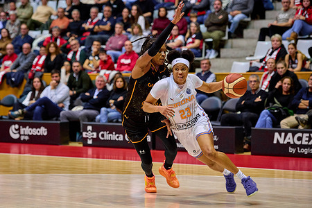 Arica Carter of Spar Girona and Kamiah Smalls of Galatasaray Cagdas Faktoring in action during match of the EuroLeague Women Basketball regular season second round on group E, between Spar Girona (ESP) and Galatasaray Cagdas Faktoring (TUR) at Fontajau Pavilion