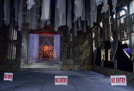 No entry signs are put up infront of Durga Puja Pandals in Kolkata.
Kolkata High Court on the evening of 19/10/2020 ordered that all Puja Pandals will be considered as No entry and containment zone. Only a selective number of Puja committee members will be allowed inside. Five (5) meters from small pandals and 10 meters from big pandal barricades should be setup to control huge gatherings. The Puja organisers moved to High Court against this decision today but the High Court has not changed its verdict. It still stands at No Entry Zone inside Puja Pandals.