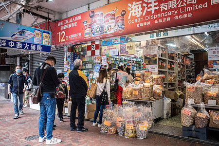 A line of shoppers is seen in the supermarket.
In Hong Kong, rumors spread out that the government plans to impose a lockdown after reporting tens of thousands of new Covid-19 cases every day. This rumor results in public hoarding supplies, out-of-stock pharmacy products, and entrepreneurs selling their products on the streets. Vendors sold testing kits three for 100 HKD or 10 for 300 HKD, while flu medicine costs 200 HKD for five packages.