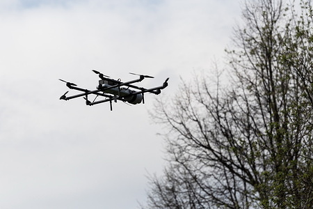 A Rosguard drone flies over the treetops of Izmailovsky Park.
In the spring of 2020, due to the outbreak of a new coronavirus infection in Moscow, anti-epidemiological measures were introduced. Unless absolutely necessary, citizens were advised not to go out into public places and all movement around the city had to be carried out in medical protective equipment and with an electronic pass. Enforcement of restrictive measures on the streets of the city was monitored by the police and the National Guard. River boats, drones and Ka-226 helicopters were used to control violators of the restrictions.