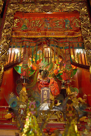 An interior view of Bangkok’s century old rare Chaozhou Chinese style Tubtim goddess shrine.
The shrine is on the land owned by Chulalongkorn University in Pathum Wan district. The historic temple will be replaced with high-rise condominiums.