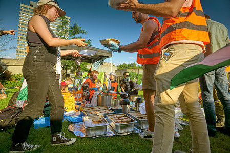 Activists hand out food during the occupation of Radboud University. Nijmegen for Palestine has set up a camp on the Radboud University campus. On Monday, May 13, they occupied the campus. At 6 p.m., the demonstrators were told they were not allowed to spend the night on the campus. However, they did not respond to this. They plan to stay until the university cuts ties with Israel.