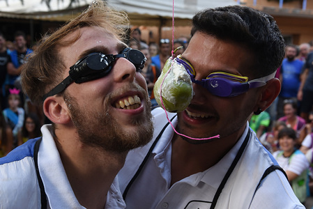 Two revellers try to eat a pear during the La Bajada de Jesús festival in Almazán.
The town of Almazán, north of Spain, celebrated the La Bajada de Jesús festival. It includes funny games, painting contest and religious processions.