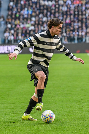 Kenan Yildiz of Juventus seen in action during the Serie A 2025/26 football match between Juventus and Como at Allianz Juventus Stadium. Final score; Juventus 0 : 2 Como.