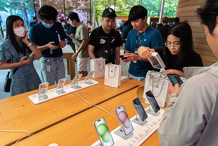 Customers inspect the new iPhone 15 at the Apple Store in Bangkok. The new iPhone 15 models which are the iPhone 15, Plus, Pro and Pro Max was officially launched for customers to purchase in Thailand on September 22, 2023.