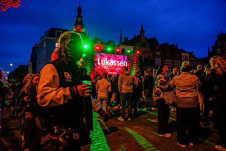 NEC fans are already having fun the night before to the final cup. Nijmegen turns red, green, and black (the colors of the football team "NEC Nijmegen"). In the city center, a huge screen was placed to broadcast the game taking place on Sunday, the 19th.