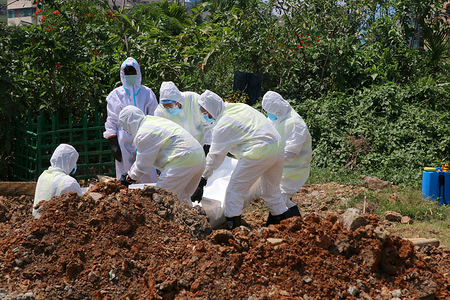 Gravediggers and health workers dressed in protective suits burying the body of a coronavirus victim at the public cemetery in Dhaka.
Bangladesh has confirmed 123 cases, with 12 deaths due to coronavirus (COVID-19) according to the IEDCR officials.