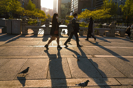 People wearing face masks as a preventive measure against the spread of coronavirus walk on the street.
South Korea today confirms 6 new covid 19 cases, 2 are overseas arrivals and 4 are from within the country and with no death. This is the lowest reported number of coronavirus cases since February when the outbreak escalated.
