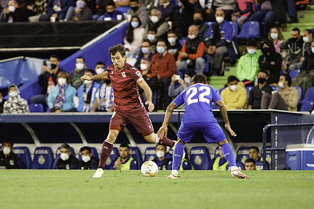 Mikel Oyarzabal (L) in action during the La Liga Santander 2021/2022 match between Getafe CF and Real Sociedad at Coliseum Alfonso Pérez.Final score; Getafe CF 1:1 Real Sociedad.