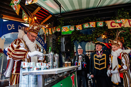 Prince of Carnival, Erik den Eerste, is serving a beer to the Mayor of Nijmegen( right), Hubert Bruls. Before the Carnival celebrations and the big parade take place in the city, the Prince of Carnival receives the key to the city from the Mayor, Hubert Bruls. This means the mayor symbolically transfers power to the Prince for three days. After the city's key delivery, the Mayor tapped the first beer of Carnival to the Prince, so the fun could start.