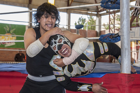 wrestlers in action during the Show in El Alto.
Wrestling show in El Alto by women in traditional costumes known as “Cholitas” derogatory phrase against Bolivian women who with this show seeks to revalue the identity and important role of women in society demonstrating that they can fight the same and even Better than boys.