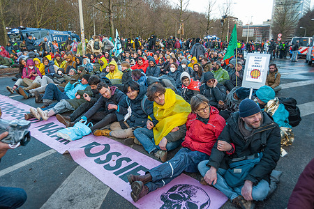 Activists from Extinction Rebellion sit-down during the demonstration. Extinction Rebellion organised a blockade on the A12 motorway in The Hague this afternoon, despite a ban from the municipality. The police intervened after the police 5 pm deadline. At around 5:10 the police began to break up the demonstration. The so-called ‘frog jet’ of the German built water canon was used to disperse the protesters during their sit-down; this had very little effect as most were prepared for such an event. According to Extinction Rebellion, more than 3,000 protesters were involved in the blockade. Prior to the protest, the police sprayed the relevant section of motorway with a hot salt solution to prevent the demonstration from gluing themselves to the tarmac and, to ensure the minimum damage to the road surface. Around 700 arrests were made and only three detained. The climate action group spoke of a symbolic protest location. “Because the road of the fossil age is a dead end”. ER demand the government stop subsidizing fossil fuels such as coal, gas and oil. It was the sixth time the same group had occupied part of the A12. The previous highway blockade was in January.