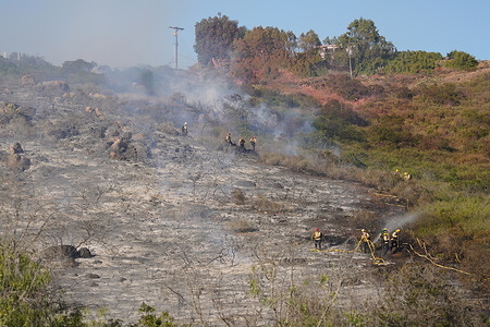 Firefighters contain the fire on the mountains. A brush fire broke out in the afternoon on May 24 in Poway, San Diego County, California, burning approximately four acres and prompting a temporary evacuation order. San Diego Fire-Rescue quickly responded, deploying at least five fire trucks and two helicopters to contain the blaze. Firefighters were able to stop the fire's forward progress and bring it under control swiftly. The evacuation order was lifted later that evening.