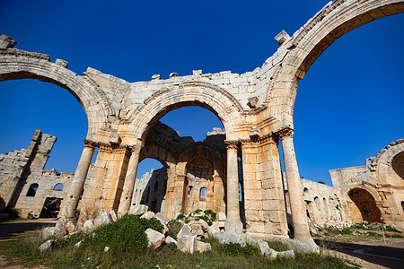 The main arches of the nave with destroyed columns.
The archaeological Monastery of Simeon (Simon's Church), the oldest church in Syria and World Heritage Site was bombed by Russian warplanes and led to the destruction of the main pillar of the monastery, which dates back thousands of years.