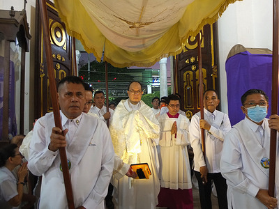 Kalookan Bishop now Cardinal Pablo Virgilio David making an entrance with his lay ministers during the processional canopies. Kalookan Bishop Pablo Virgilio David presided over the Mass of the Lord’s Supper and the Washing of the Apostles’ Feet at San Roque Cathedral Parish in Caloocan City.