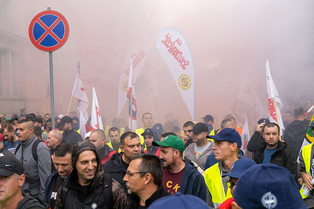 Protesters wave Solidarnosc flags during the demonstration. Miners' unions, including NSZZ Solidarnosc, staged a protest in front of the Ministry of State Assets in Warsaw, demanding the immediate resumption of talks regarding their working conditions and the future of the coal industry in light of the European Union's Green Deal. Sebastian Bieniek from the Intercompany Trade Union of Energy Workers described the situation as "extremely dire," emphasizing the need for job security during the ongoing energy transition. Jacek Swirszcz of NSZZ Solidarność criticized the lack of government dialogue since August 5, calling for urgent negotiations with companies like Enea. The protestors submitted a petition to government officials, seeking immediate discussions to safeguard workers' rights and ensure economic stability amid the planned industrial changes.