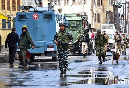 Indian army soldiers are seen patrolling during the clashes.
Clashes broke out between militants and government forces in Srinagar. The government forces cordoned off a Fateh Kadal area following the presence of militants in the area, officials said. Meanwhile, all educational institutions were closed and Internet suspended in the Srinagar district in view of the gunfight.