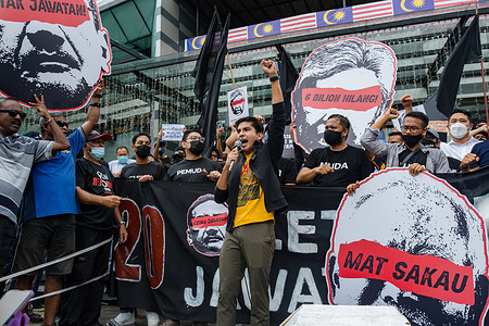 Muar MP Syed Saddiq addresses protesters during the demonstration. Protesters gathered at the SOGO shopping complex demanding the resignation of Defence Minister, Hishammuddin Hussein after failing to take responsibility for the handling of the Royal Malaysian Navy's multi-billion ringgit Littoral Combat Ships (LCS) troubled project. Public Account Committee (PAC) reported that the government awarded an RM9 billion contract to Boustead Naval Shipyard Sdn. bhd. for six littoral combat ships in 2011 but none of the ships were handed to the Royal Navy to date.