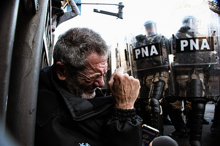 A journalist suffered eye injuries after being directly hit by pepper spray during the clash between police officers and protesters. Once again, retirees and social organizations gathered at the National Congress to protest President Javier Milei's veto, only to face repression by national security forces. As they do every Wednesday, the demonstration took place in front of the Congress annex, with security heightened for the event. As time passed, the protest was met with force, leaving several people with eye injuries from pepper spray and others struck by shields and batons. A larger turnout is expected at the same location next Thursday.