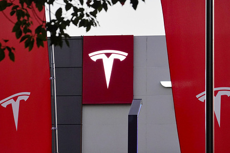 The sign of the Tesla sales store and the flags with the Tesla logo on both sides. Recently, Tesla's official X account posted a tweet sharing a 9-second teaser video, announcing that it will reveal an important piece of news on October 7th.