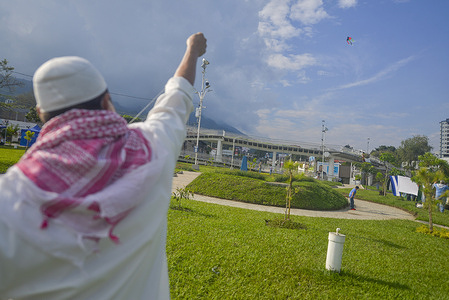 A Palestinian man flies a kite displaying the Palestinian flag during the demonstration.
Members of the Palestinian community in El Salvador demonstrate against the attacks performed by Israel on Palestine that left hundreds of deaths as well as thousands displaced.
