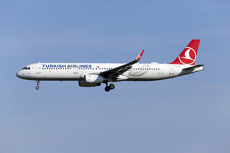 A Turkish Airlines Airbus 321 landing at Copenhagen Kastrup Airport.
Turkish Airlines has 583 aircraft in fleet (average plane age is 13 years) with 1168 flight per day.