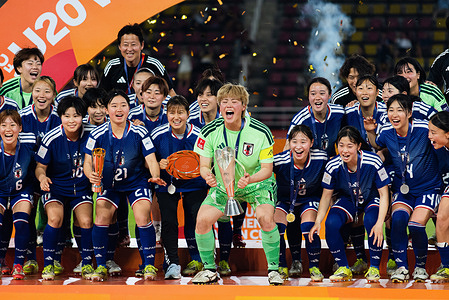 Uruha Iwasaki (C) of Japan lifts the trophy in the award ceremony after the AFC U-20 Women's Asian Cup final match between Japan and North Korea at Thammasat stadium. Final score; Japan 1:0 North Korea.