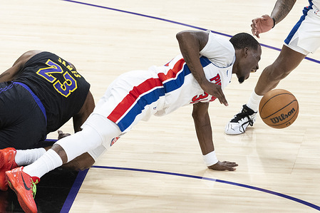Detroit Pistons' Javonte Green (31) collides with Los Angeles Lakers’ LeBron James (23) during an NBA basketball game in Los Angeles. NBA 2025: Pistons 128:106 Lakers.