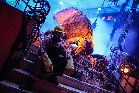 One of the creatures called Cascarudos seen during the recreation of the final scene of the serie The Eternauta. Netflix held an event at the Barrancas de Belgrano roundabout, the location of the final scene of the first season, to celebrate the success of the streaming platform's series based on the comic book by Héctor Germán Oesterheld.