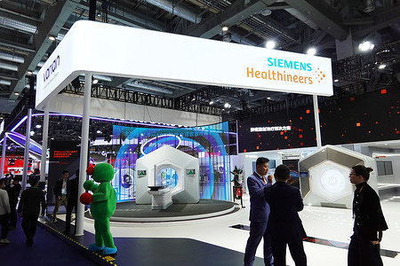 The booth of Siemens Healthineers showcases advanced medical equipment at the 8th China International Import Expo.