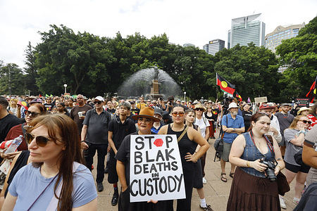 Protesters gathered at Hyde Park ahead of a match through Sydney’s CBD. Indigenous Australians and supporters gathered at Hyde Park in Sydney for the annual Invasion Day protest, marking 26 January 1788, when Arthur Phillip raised the British flag at Sydney Cove. Observed by Indigenous communities as Invasion Day or Survival Day, the date symbolizes the beginning of colonization and its lasting impact on Aboriginal and Torres Strait Islander peoples. Meanwhile, a separate rally also took place in the city, with far-right groups preparing for anti-immigration marches.
