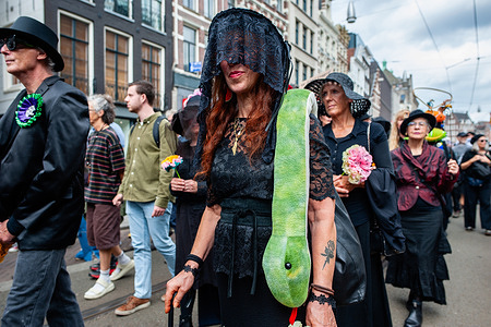 A woman in black, wearing a fake snake, mourns the climate. Thousands of people gathered in the center of Amsterdam to send a message: "Take action and swap fossil fuels for renewable sources" to Prime Minister Rob Jetten. This demonstration is an initiative of the Climate Crisis Coalition (Oxfam Novib, FNV, Fridays For Future, Greenpeace Netherlands, Extinction Rebellion, Fossielvrij NL, Milieudefensie, and DeGoedeZaak). According to the organization, about 40,000 people turned out.