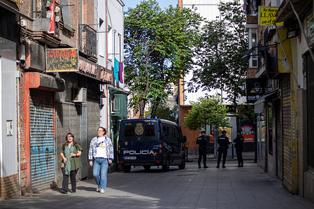 Residents of Vallecas walk past riot police guarding the entrance to a square in the Vallecas neighborhood of Madrid. The far-right Spanish political party Vox set up an information tent in the Vallecas neighborhood of Madrid, a historically left-leaning area inhabited by a large number of immigrants from diverse backgrounds.
Numerous National Police officers prevented non-residents from accessing the square where the information tent was set up, but counter-demonstrations were organized in the surrounding area to condemn the event, which they considered xenophobic and racist.