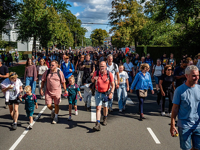 Thousands of participants seen walking the last meters. The Airborne walking march is held each year to remember the Battle of Arnhem in 1944. At the finish line, British veterans who fought for Dutch freedom in World War II were present. This march is the world’s biggest one-day memorial walking tour. This year, around 35.000 participants walked, which was fewer than last year.