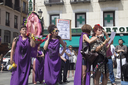Feminist activists with the cardboard figure of a Vagina rebellious while reading the press release during the press conference.
The judge of Seville charged three women for an alleged offense against religious sentiments because they possessed a plastic vagina a couple of meters high in the demonstration on May 1 2014 convened by the General Confederation of Labor (CGT)
Feminist activists have come out with a protest known as Holy Week to support these three women and the denunciation of the Spanish Association of Christian Lawyers.