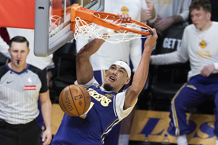 Los Angeles Lakers’ Jaxson Hayes (11) dunks against the Los Angeles Clippers during an NBA basketball game at Crypto.com Arena, in Los Angeles. NBA 2025: Lakers 135:118 Clippers.