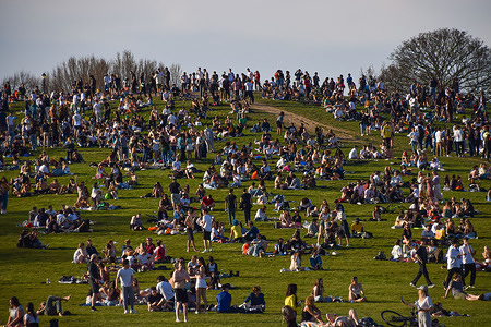 Crowds gather on Primrose Hill as a heatwave hits London. 
Temperatures rise in the capital, prompting large crowds to gather in the parks around the city.