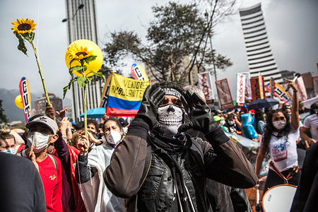 Protesters chant an anti-government slogans during the demonstration outside Tequendama Hotel.
Inter-American Commission on Human Rights (CIDH) met the Supreme Court of Justice, the Council of State, the Constitutional Court, the Superior Council of the Judiciary and the Special Jurisdiction for Peace. The participation of two 'Peasants Guards' and the 'Front Line' was crucial to keep the order between demonstrators and national police, on the same day the Colombian national strike committee called for demonstrators to "take over Bogota." Several marches took place around the capital city.