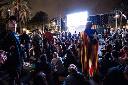 A demonstrator is seen gathering to follow the speech of the Catalan President Carles Puigdemont in the middle of the crowd while wearing a catalonia flag on his shoulder in the regional Parliament, in downtown Barcelona Catalan independence campaign.
30,000 people have been able to follow by large screens located outside the Parliament for the Declaration of independence of Catalonia declared by Carles Puigdemon . But the joy of the present has lasted only for few seconds when President Puigdemon declared at the same time the suspension of this Declaration to begin a dialogue with the Spanish Government.