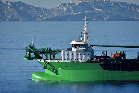View of the Breydel arriving at the French Mediterranean port . The hopper dredger Breydel arrives at the French Mediterranean port of Marseille.