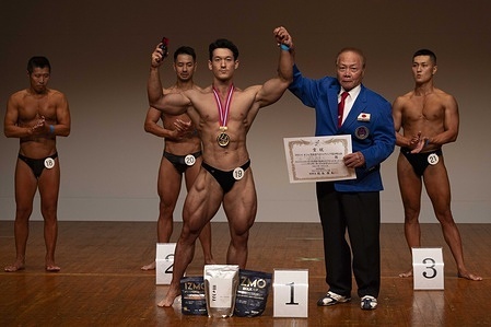 Sagara Shō poses with his trophy and medal he won in the Men's classic bodybuilding category at ANNBBF's 1st Kanto Open All Natural Bodybuilding competition. ANNBBF is the All Nippon Natural Body Building Federation.