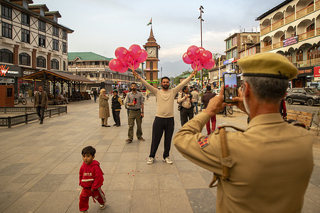 A policeman takes a photo of a man. Pakistan and India agreed to a full and immediate ceasefire on May 10 after days of deadly jet fighter, missile, drone and artillery attacks. Surprisingly, the news was also announced by US President Donald Trump who congratulated them on using "common sense".
