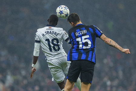 Francesco Acerbi of FC Internazionale (R) and Hamari Traore of Real Sociedad de Futbol (L) in action during the UEFA Champions League 2023/24 Group Stage - Group D football match between FC Internazionale and Real Sociedad de Futbol at Giuseppe Meazza Stadium. Final score; FC Internazionale 0 - 0 Real Sociedad de Futbol.